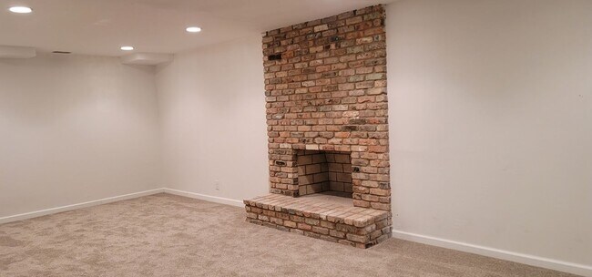 Building Photo - West Bloomington Rental – Spacious & Private