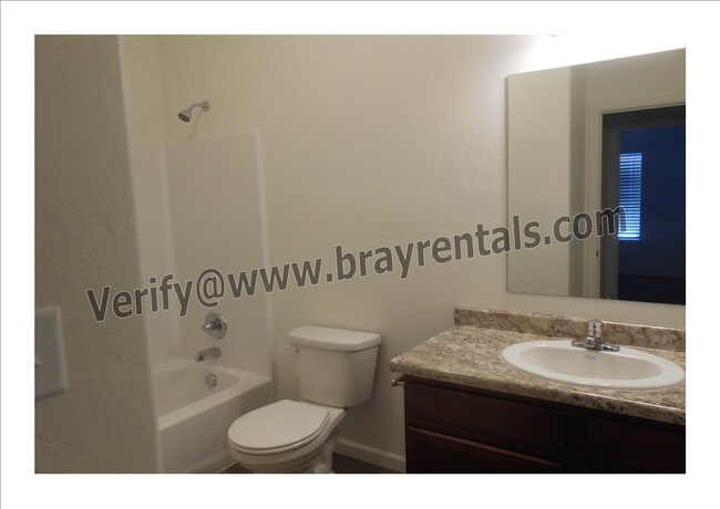 Building Photo - 621 Zenith Ln