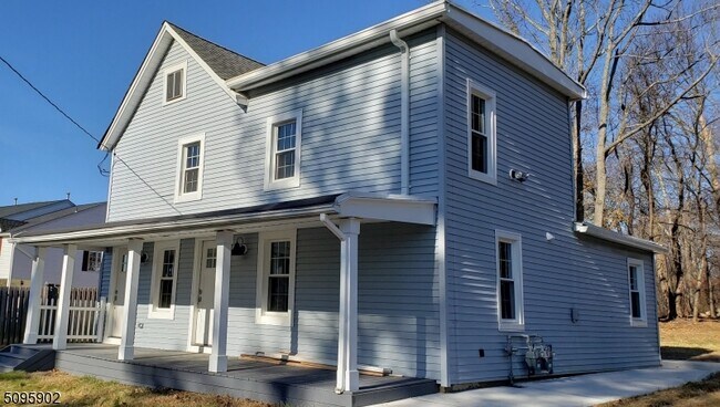 Frente - el apartamento está en el primer piso a la derecha - 21 W Hanover Ave