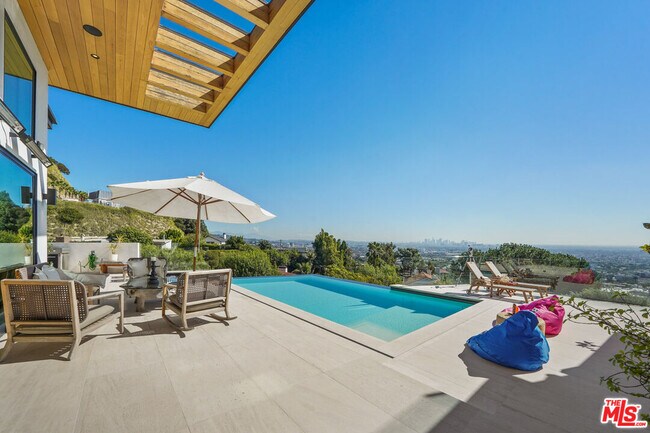 Foto del edificio - 8242 Hillside Ave