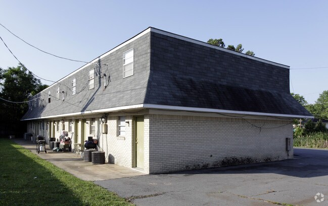 Building Photo - 3017 Parkway Dr