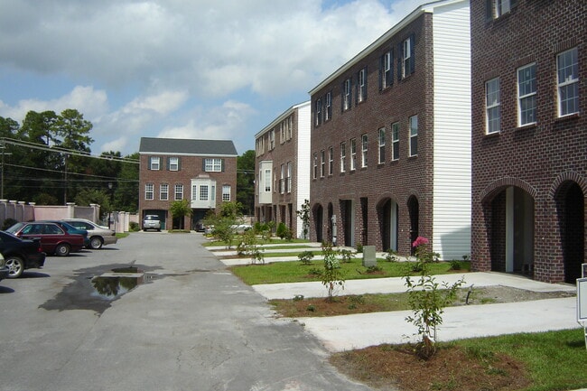 Building Photo - 204 Station Trl