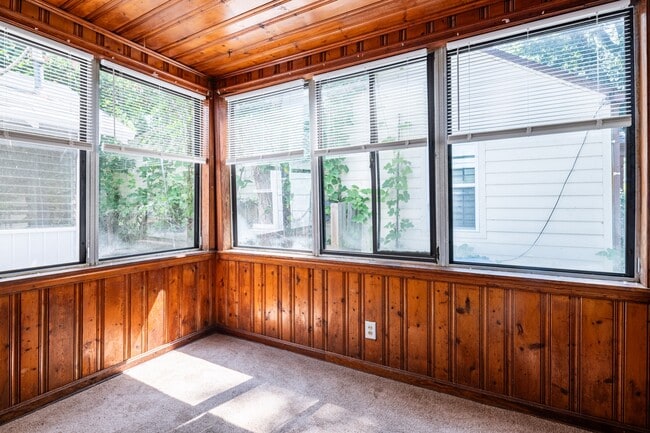 Building Photo - 1555 Venetian Dr SW