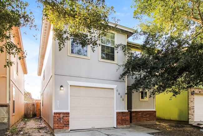 Building Photo - 4935 N Cancun Dr