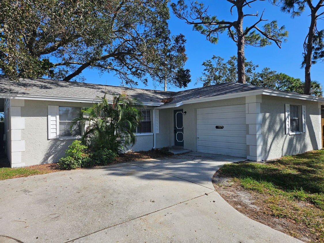 Foto principal - Updated 4 Bedroom Home in Seminole