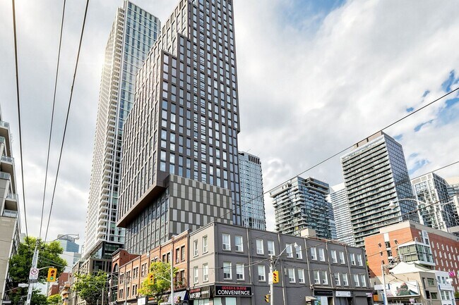 Photo du bâtiment - 100 Queen St E