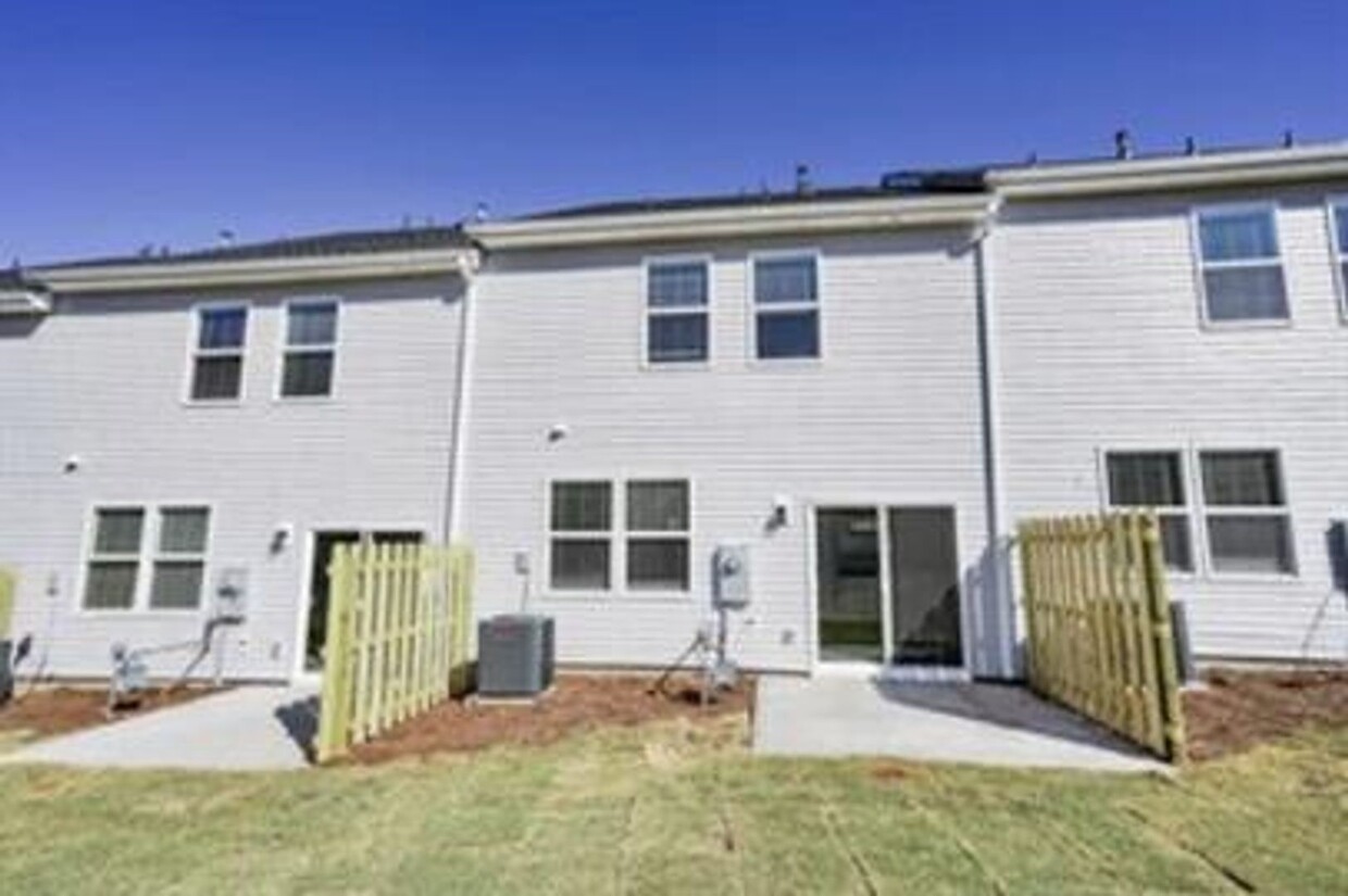 Foto principal - Spacious 3/2.5 Townhome Available February...