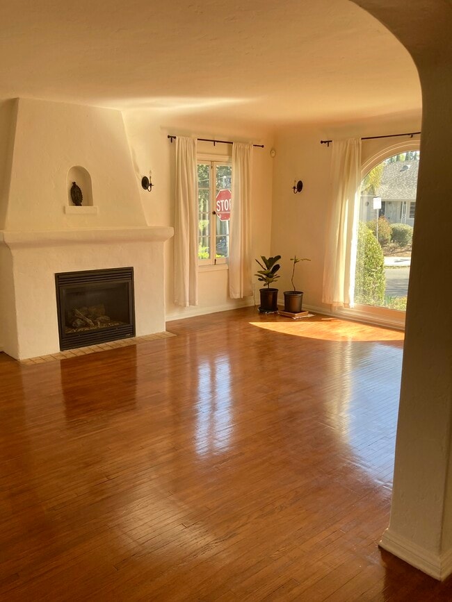 Gas fireplace in living room - 2423 St George St