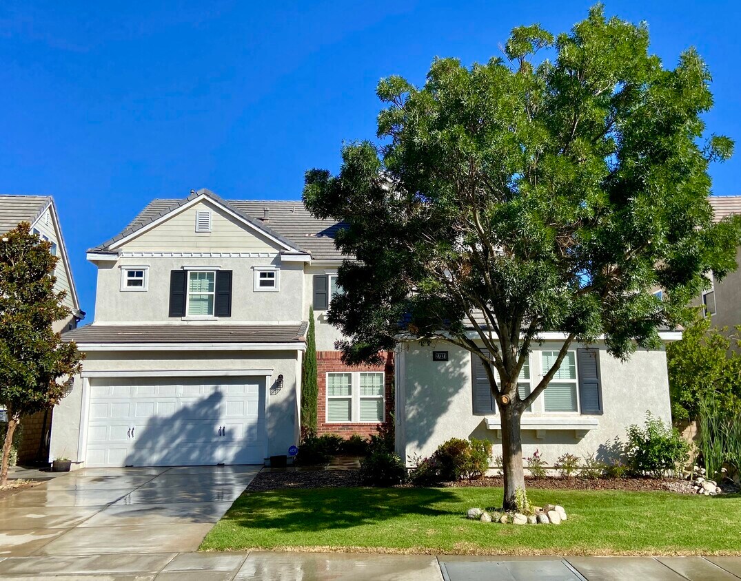 Primary Photo - 27321 English Ivy Ln
