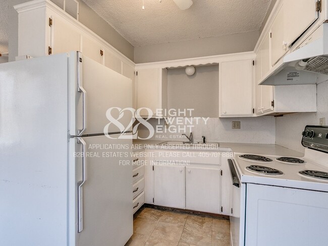 Building Photo - *COMING SOON - TOURS EST TO BEGIN 6/12/26*  2 Bed/1 Bath Tri-plex Home in Noble
