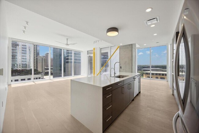 Foto del edificio - 301 West Ave