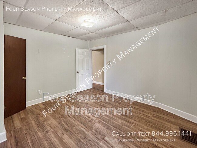 Building Photo - 306 S Locust St
