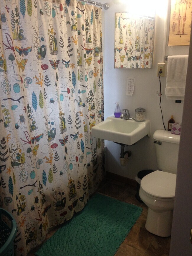 Building Photo - 1 Bedroom Duplex Available August 1st, 2024