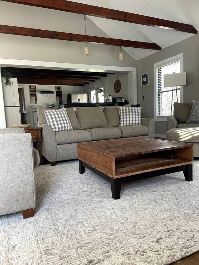 Building Photo - Cottage-style single-family home