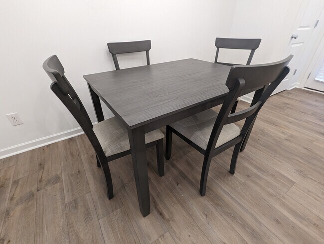 Foto del edificio - Room in Townhome on Leading St