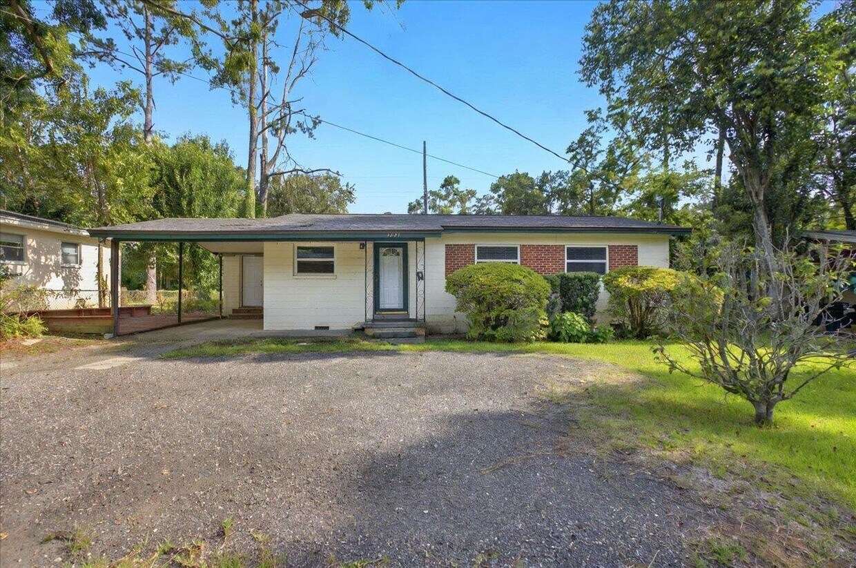 Foto principal - 1641 Airport Dr