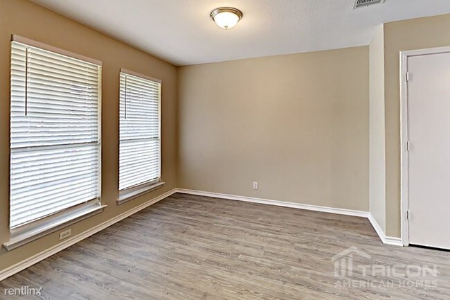 Foto del edificio - 5975 Midcrown Dr