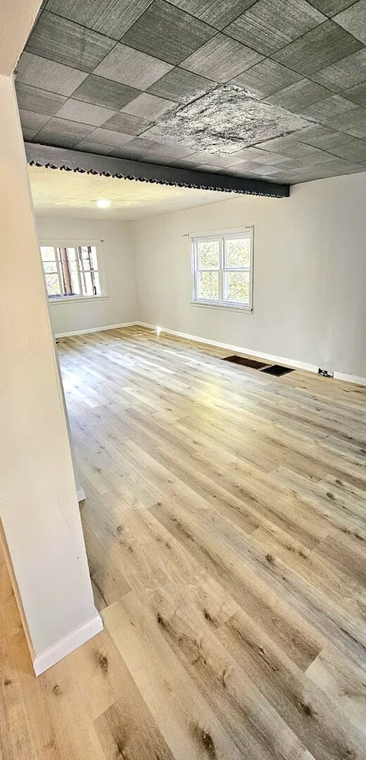 Foto del edificio - Spacious 5-Bedroom Bellevue Home with Sunroom & Massive Backyard