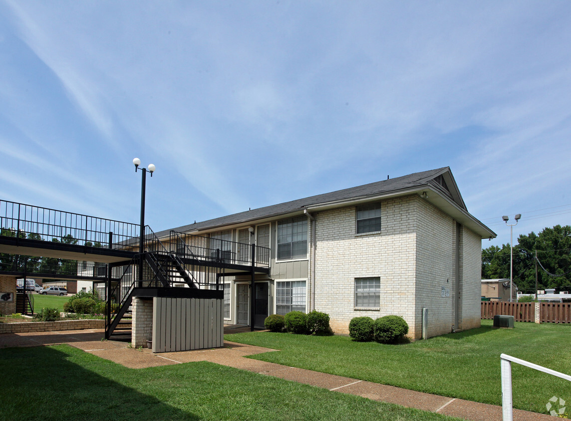 Foto principal - Woodville Plaza Apartments