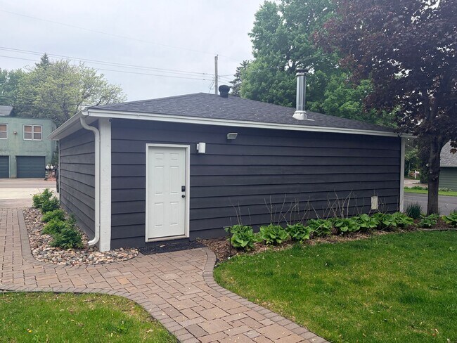 Building Photo - Lake Home For Rent