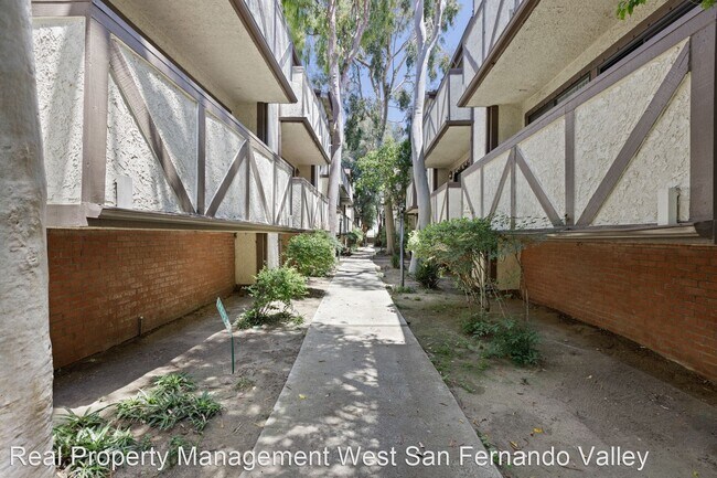 Building Photo - 2 br, 2 bath House - 21811 Saticoy St  #16