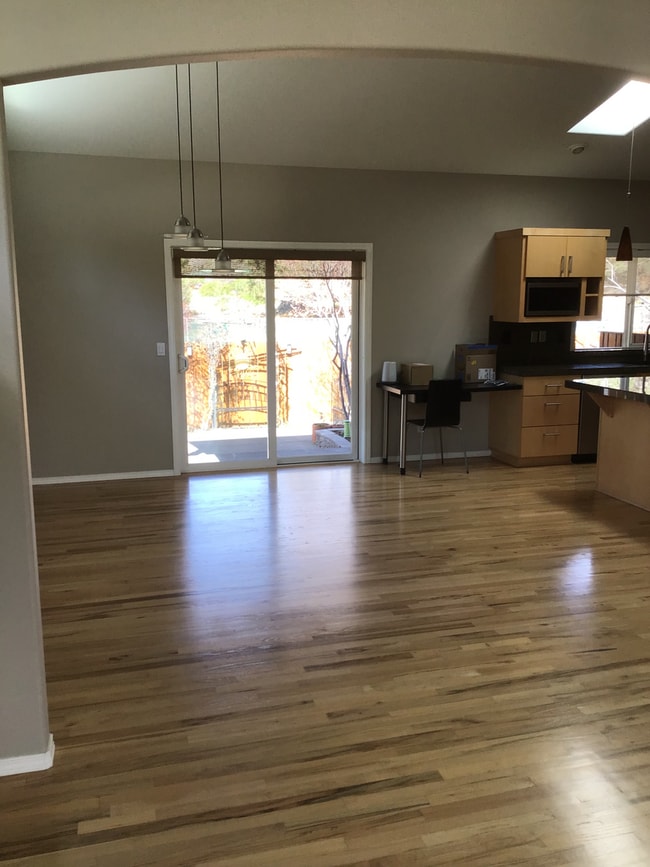 Building Photo - Beautiful 4 Bedroom Home in SE Bend
