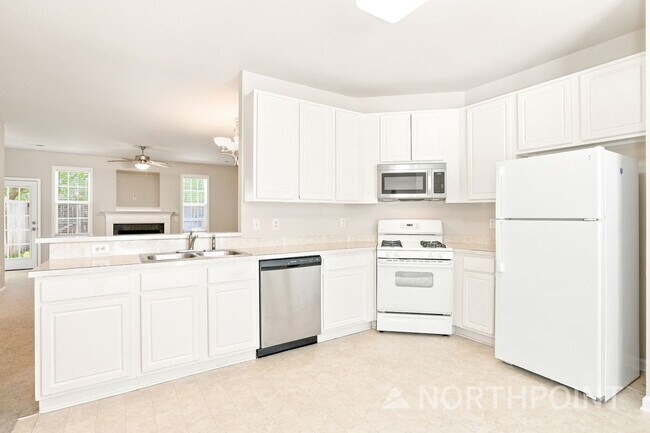 Foto del edificio - 4411 Log Cabin Dr