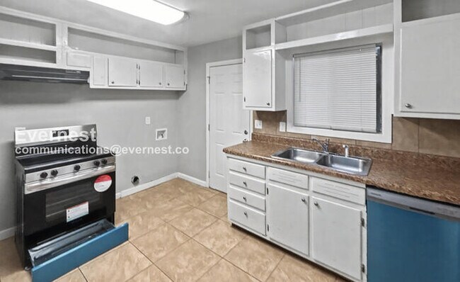 Building Photo - 3 Bed/1.5 Bath Home with Carport / Pet-Friendly / Vouchers Accepted / Available Now!