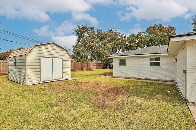 Building Photo - 8031 Bayside Dr