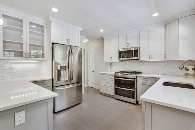 Foto del edificio - Great Rambler in Bethesda! Unbeatable Location! Partially Furnished Optional