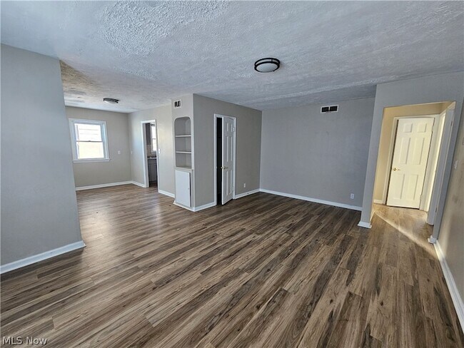 Foto del edificio - 2450 Greenvale Rd