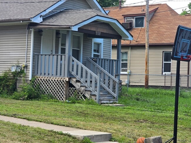 Building Photo - 2315 N Ellis St