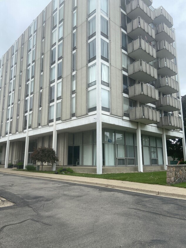 Foto principal - 715 W Michigan Ave