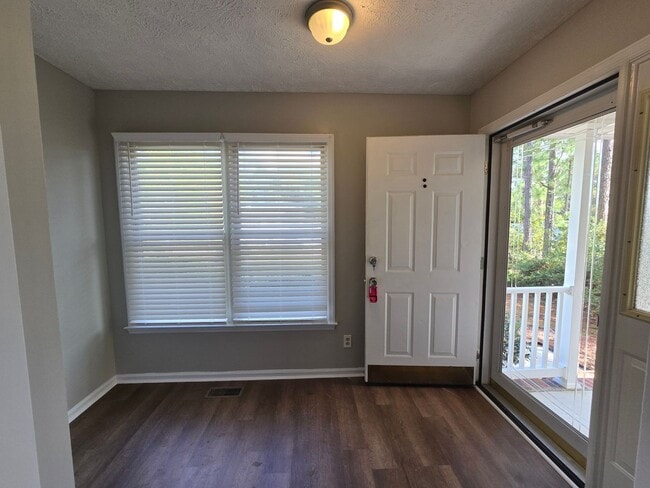 Building Photo - NEW LISTING!!!!!