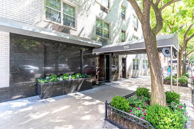 Entrada - 135-145 E 83rd St