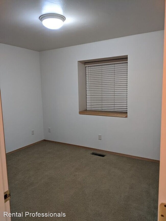 3 br, 2 bath House 1055 N. River Rock