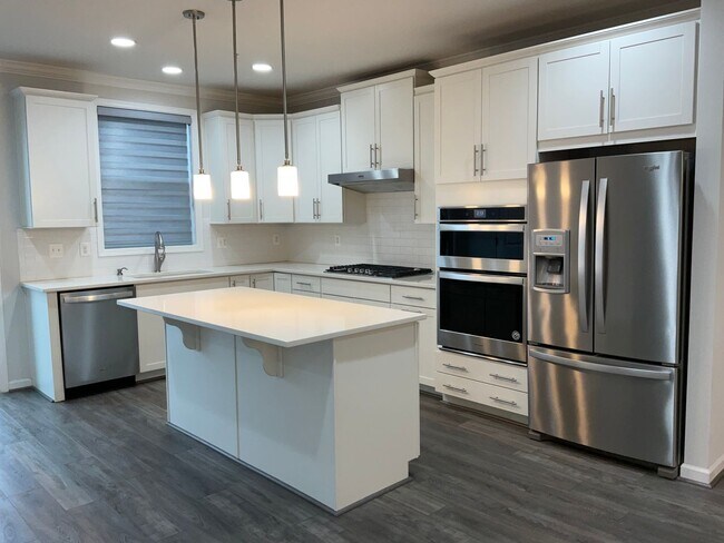 Foto del edificio - Beautiful 4BR 3.5BA 3 level townhome with 2 car attached garage located in the Cabin Branch Commu...