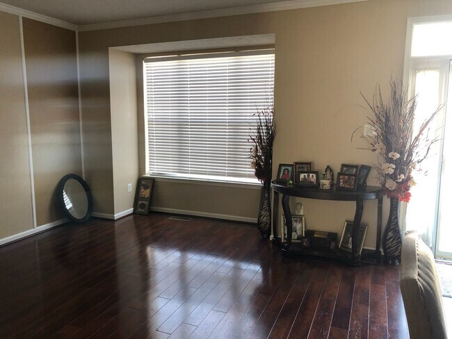 Foto del edificio - Beautifully Maintained Three Bedroom Middl...