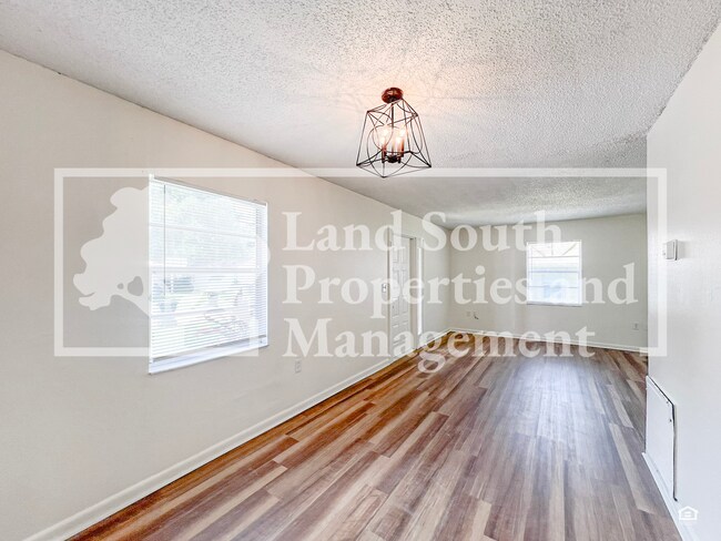 Foto del edificio - Newly Renovated 3-Bedroom Duplex with Mode...