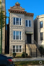 Building Photo - 1338 N Claremont Ave