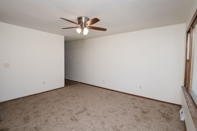 Building Photo - 3 bedroom / 1 bathroom Duplex in Portage