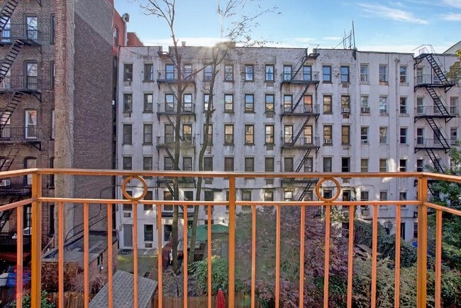 Building Photo - 424 E 9th St