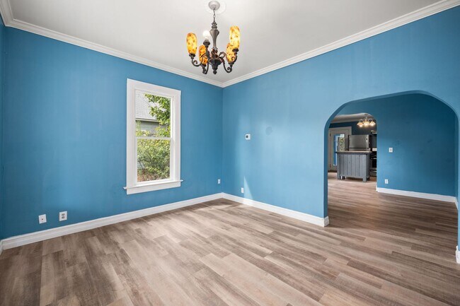Building Photo - Centrally Located Home With Unbelievable C...