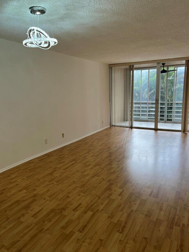 Building Photo - 9470 Live Oak Plz
