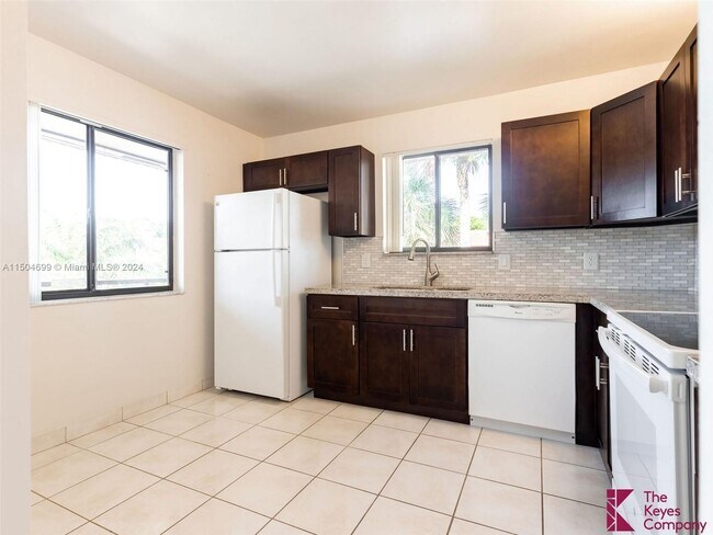 Building Photo - 357 Lakeview Dr