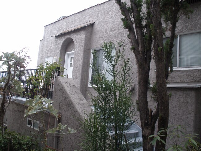 Building Photo - 2033 Vista Del Mar St