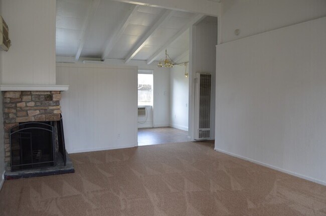 Building Photo - 3 bedroom 1 bath for Rent In North Highlands!