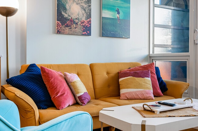 Building Photo - 718 Main St