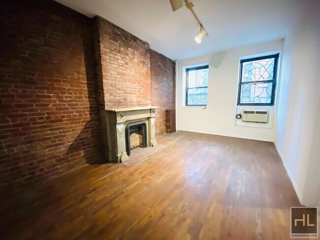 Building Photo - Large 1 Bedroom in a Beautiful Building in...