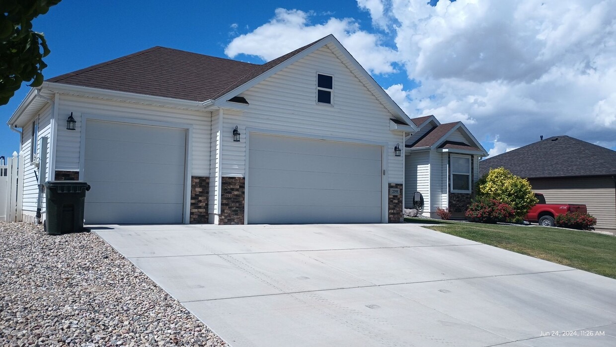 2098 E Ravine Rd, Enoch, UT 84721 House Rental in Enoch, UT